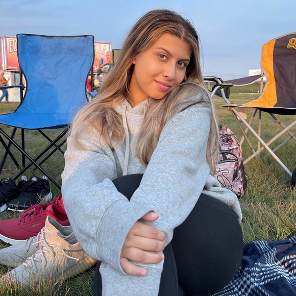 Meet your Posher, Isabella - Picture 2 of 2